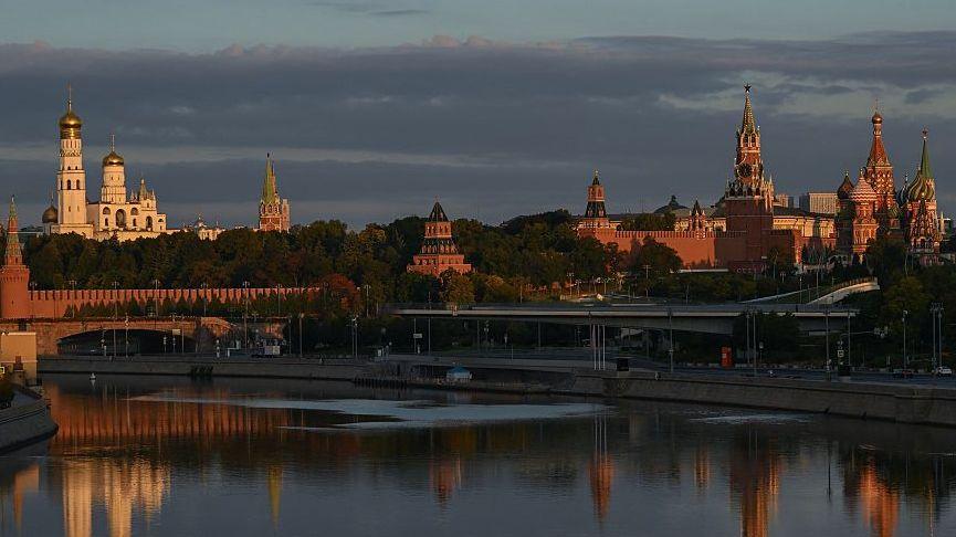 La plaza roja de Moscú reflejada en el río.