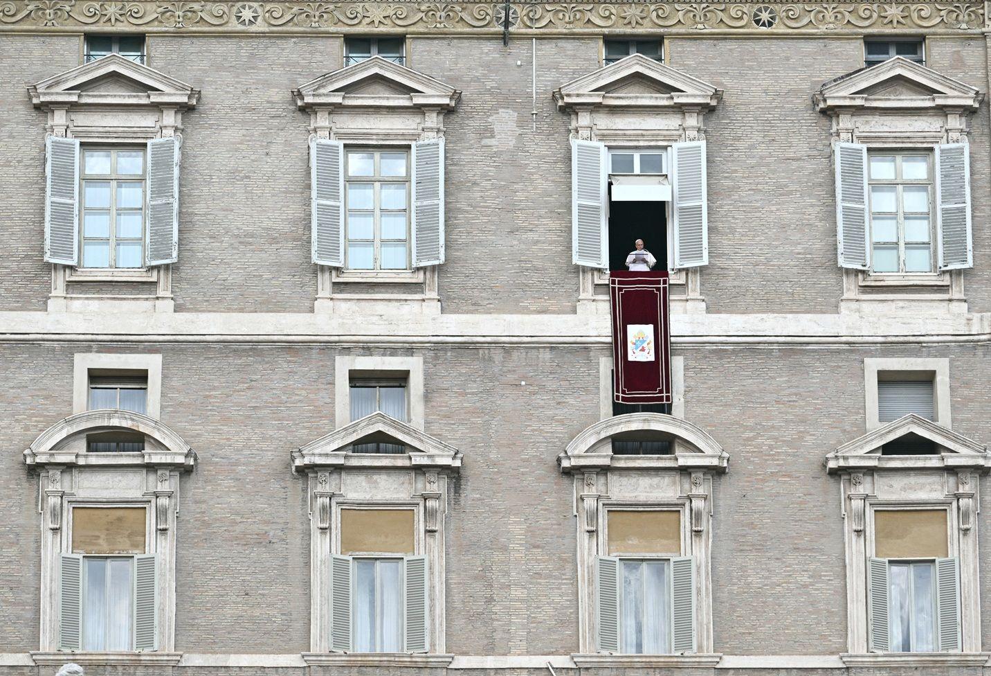 El Papa asomado en uno de ocho ventanales del Palacio Apostólico