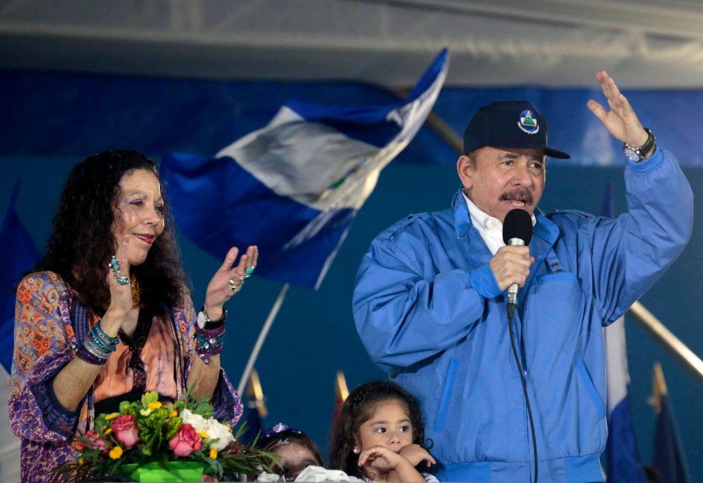 El presidente de Nicaragua, Daniel Ortega (D), habla con sus simpatizantes, junto a su esposa y por entonces vicepresidenta Rosario Murillo, durante una marcha llamada «Caminamos por la paz, con fe y esperanza» en honor al beato salvadoreño Monseñor Oscar Arnulfo Romero, en la víspera de su canonización, en Managua el 13 de octubre de 2018. (Foto de INTI OCON / AFP) (Foto de INTI OCON/AFP vía Getty Images)
