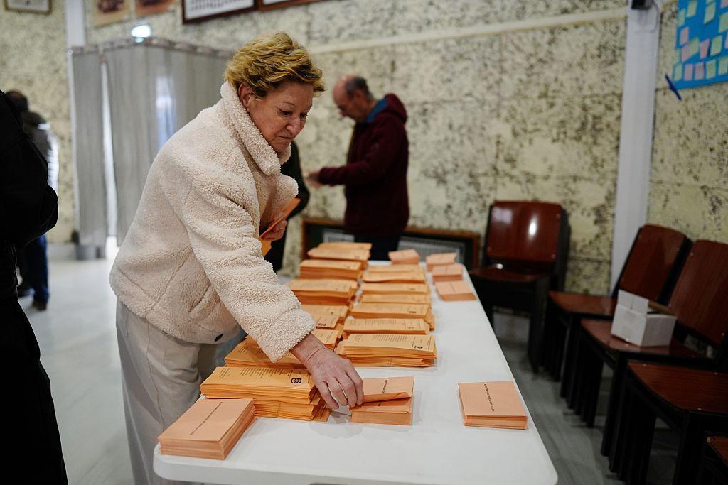 Los ciudadanos de Castilla y León votan en un colegio electoral el 15 de marzo de 2026 en Valladolid, Castilla y León, España.