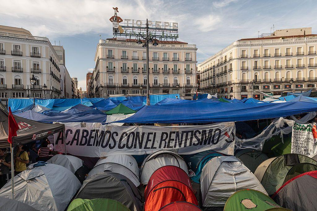 Tiendas de campaña y una pancarta en la que se lee "Acabemos con el rentismo".