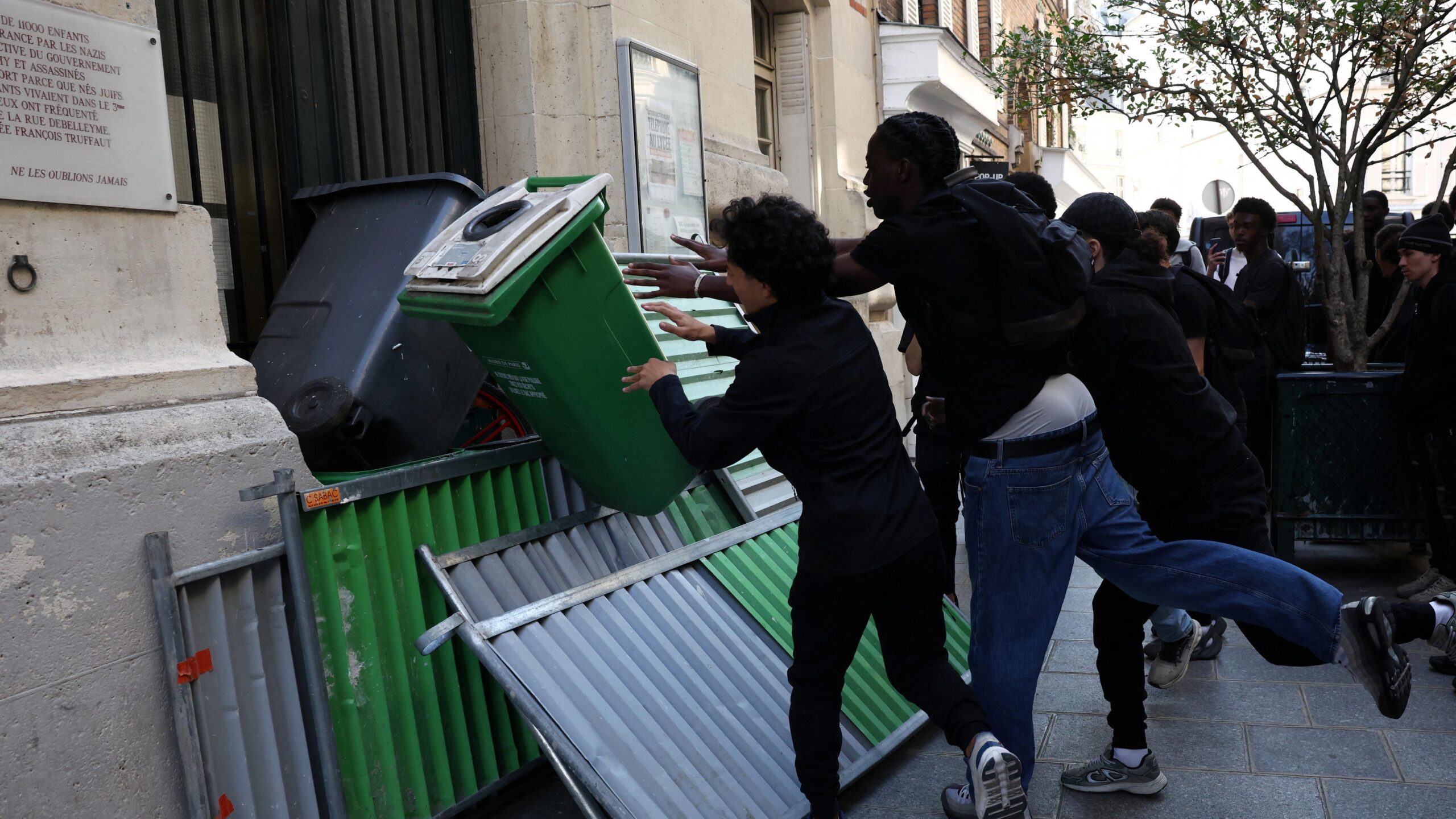 Semana de furia y fuego: las violentas protestas estudiantiles en Francia que han dejado más de 1.000 escuelas afectadas y cientos de detenidos