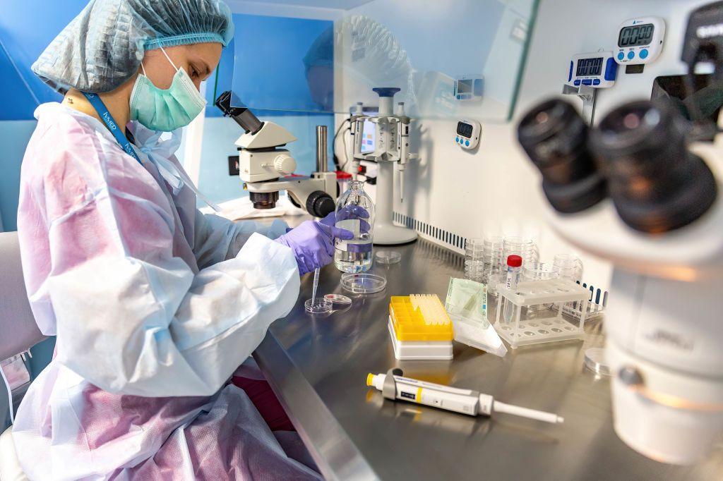 Una técnico preparando una fertilización in vitro.