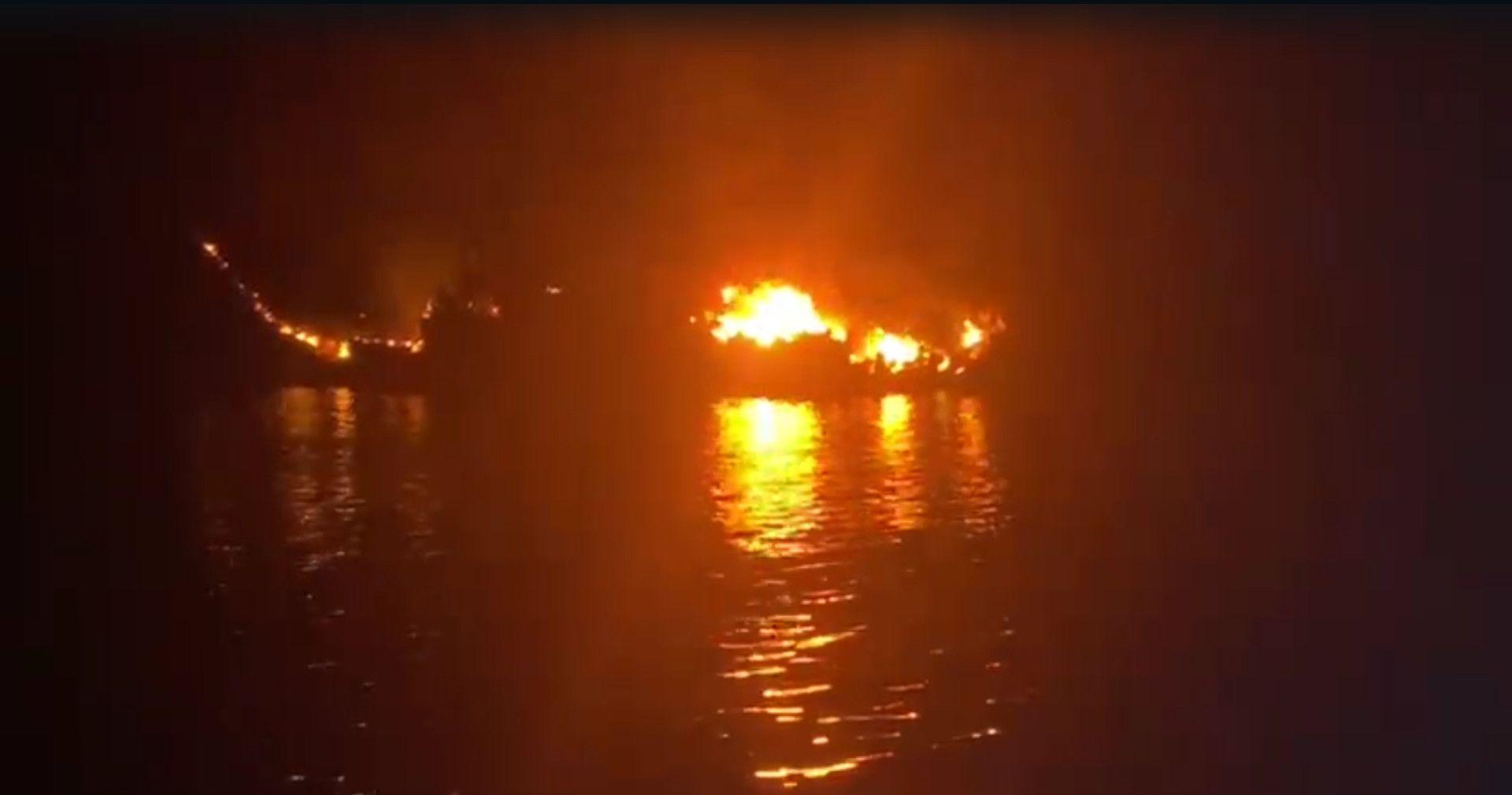 Captura de video que muestra el barco Negra Francisca Duarte II al ser consumido por las llamas.