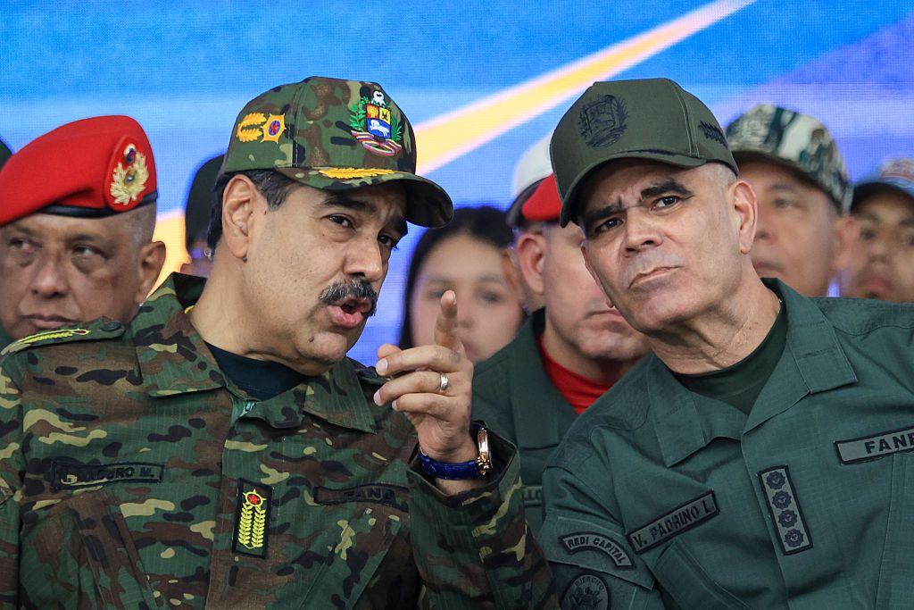 Nicolás Maduro y Vladimir Padrino, ambos con uniformes militares