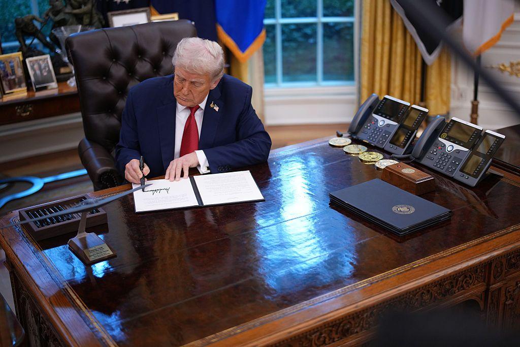 Donald Trump firmando la orden ejecutiva autorizando la pena capital en Washington D.C.
