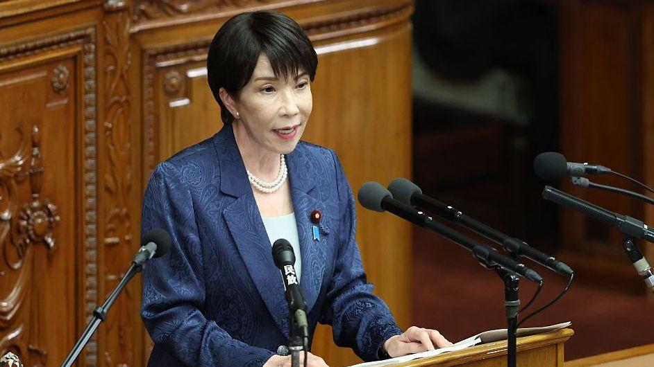 Sanae Takaichi, primera ministra de Japón, pronuncia un discurso político durante una sesión extraordinaria en la cámara baja del parlamento en Tokio, Japón, el lunes 5 de octubre de 2026. 