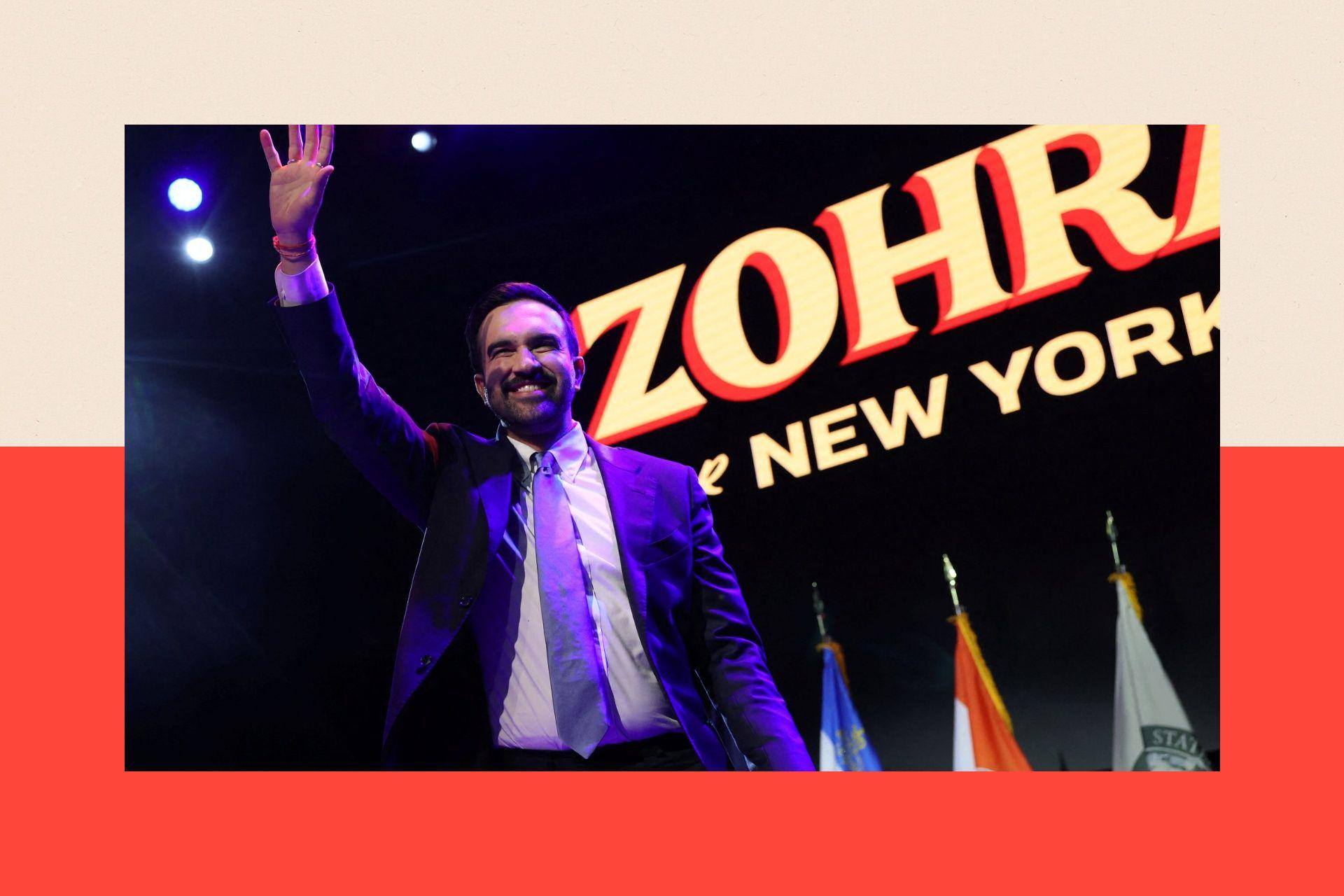 Zohran Mamdani está en el escenario saludando bajo un cartel que dice "Zohran para Nueva York".