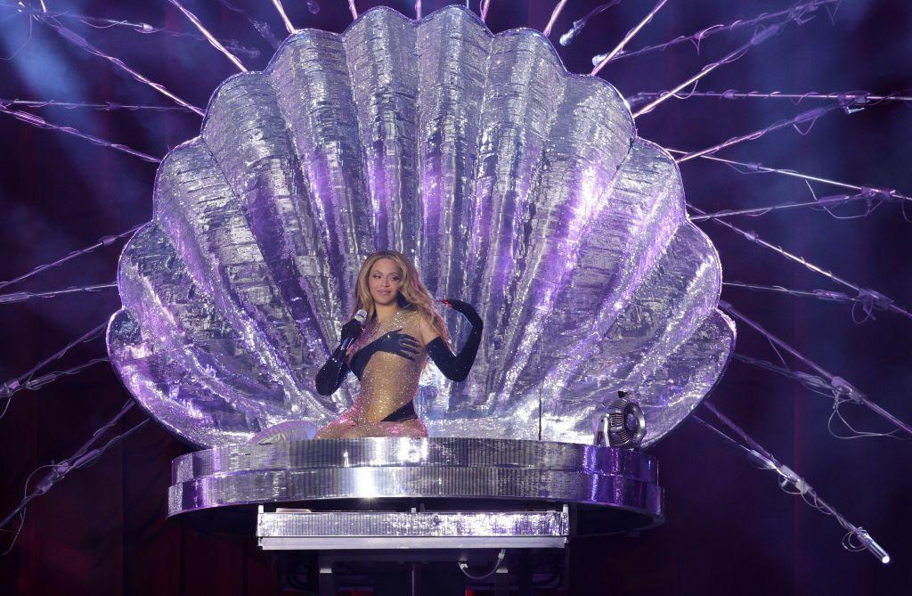 Beyoncé está en una de sus presentaciones, sentada sobre una concha de almeja gigante.
