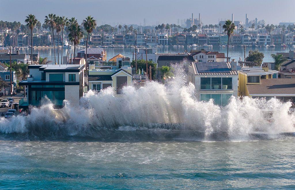 Olas altas rompen en el Seaside Walk de Península, en Long Beach, California.