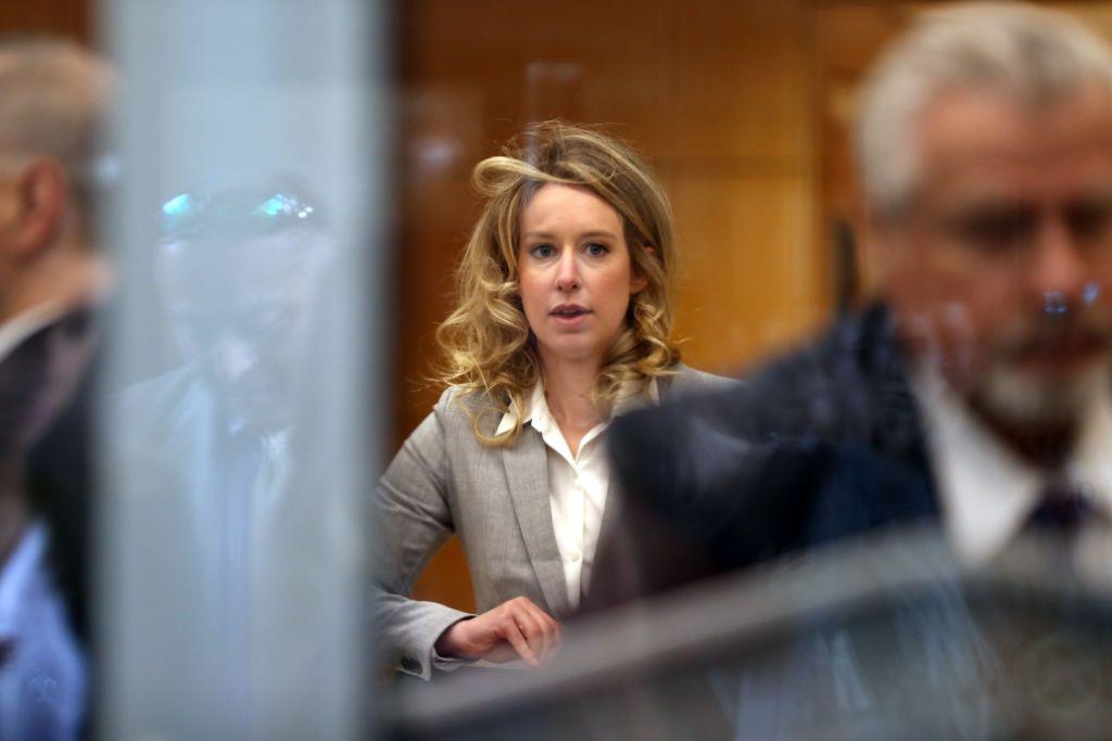 La exfundadora y directora ejecutiva de Theranos, Elizabeth Holmes, llega al Tribunal Federal Robert F. Peckham el 28 de junio de 2019 en San José, California.