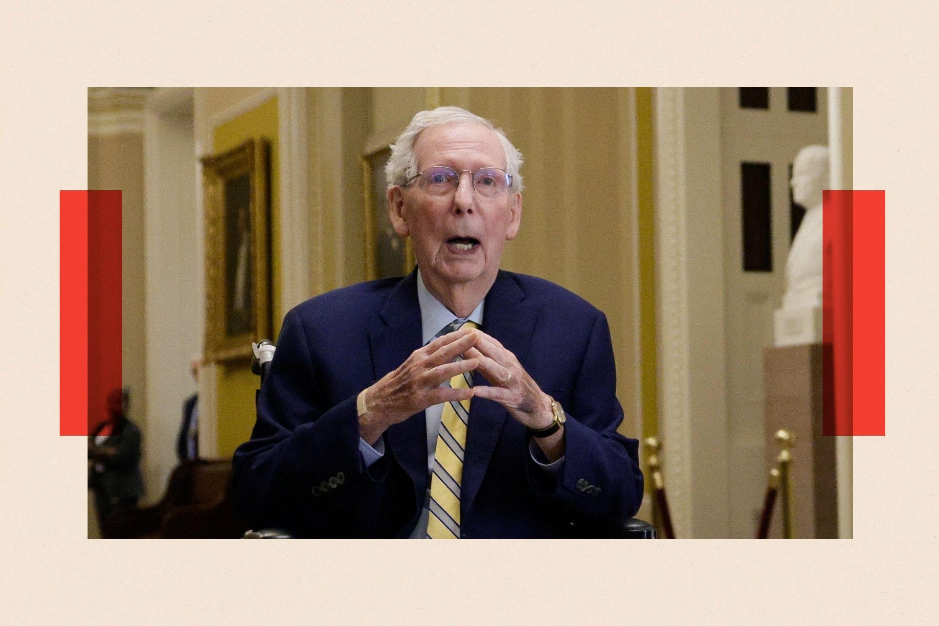 Mitch McConnell junta las puntas de los dedos. Viste un traje azul marino y una corbata a rayas.