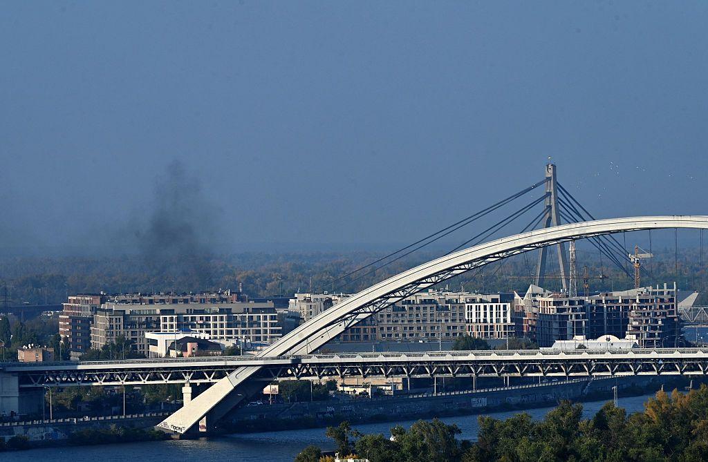 Vista general de la ciudad de Kyiv con humo sobre uno de sus barrios