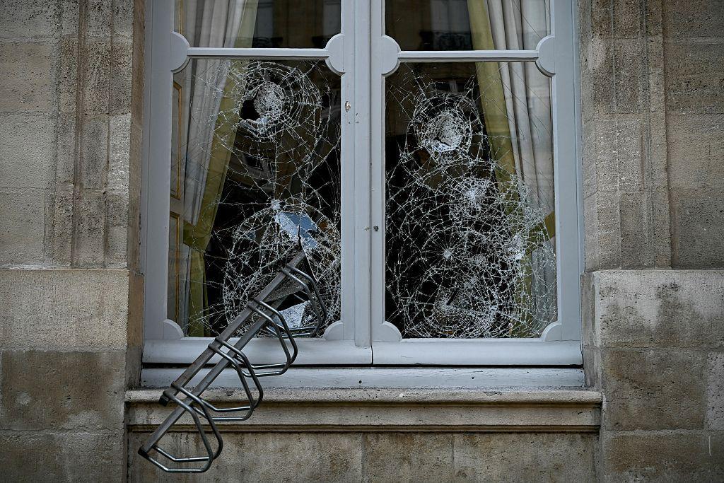 Un estacionamiento para bicicletas estrellado contra una ventana del Hôtel de Nesmond —residencia oficial del Estado en Gironda, en Burdeos—, un día después de que el edificio fuera blanco de manifestantes.