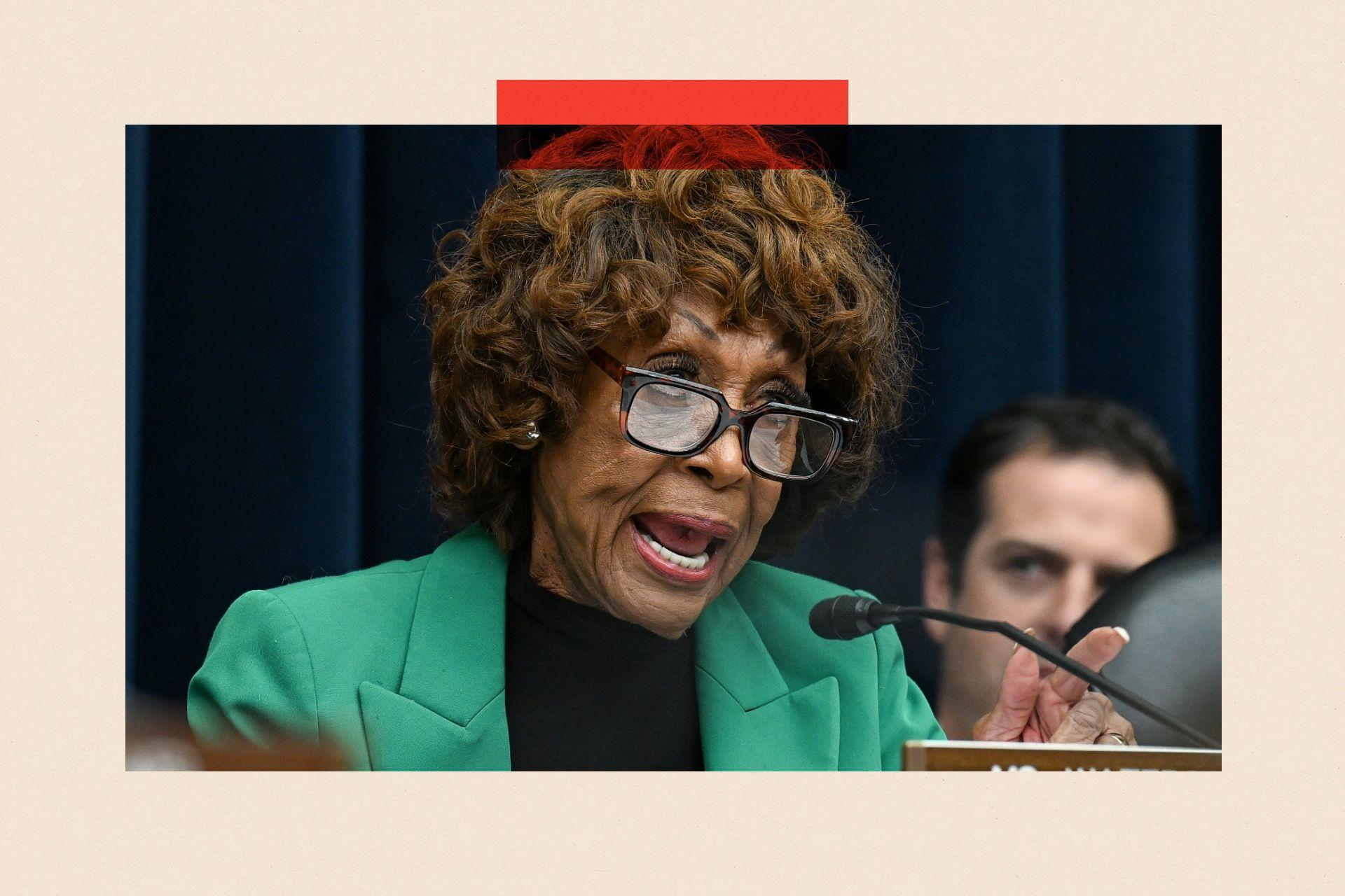 Maxine Waters con gafas negras gruesas, una blusa negra y una chaqueta verde brillante.
