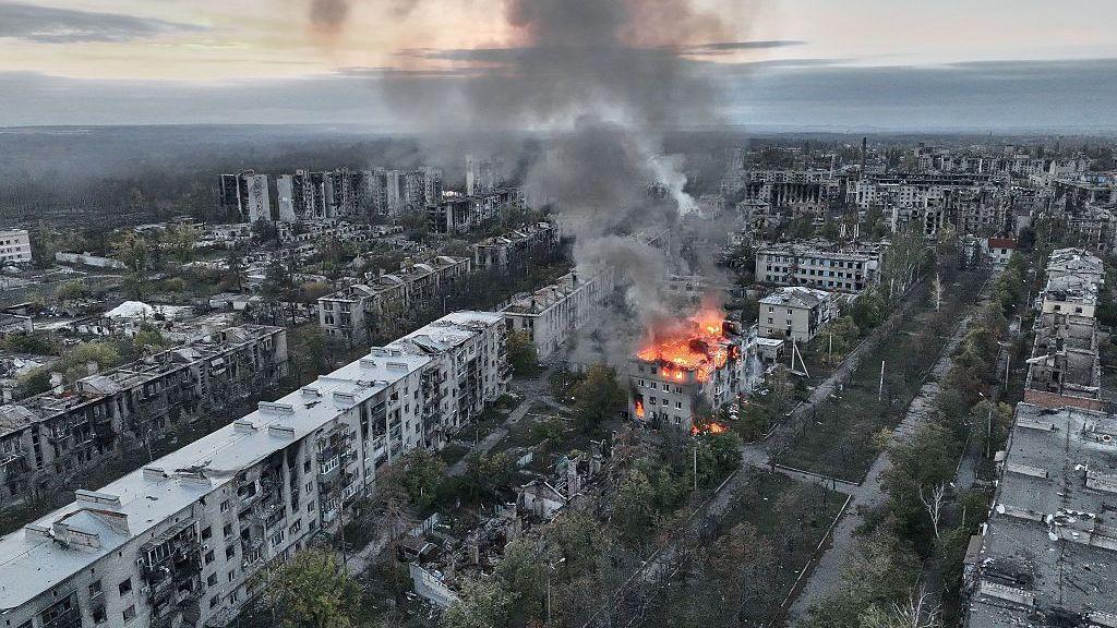 Una vista aérea captada por un dron muestra edificios dañados y destruidos el 23 de octubre de 2026 en Lyman, Ucrania