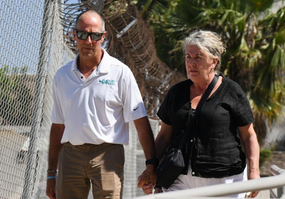 Martin y Debra Robinson caminan tomados de la mano a las afueras del tribunal de Ensenada