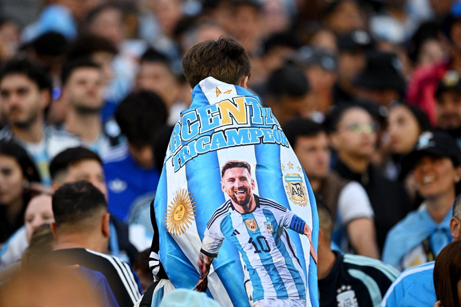 Niño con una bandera de Messi. 
