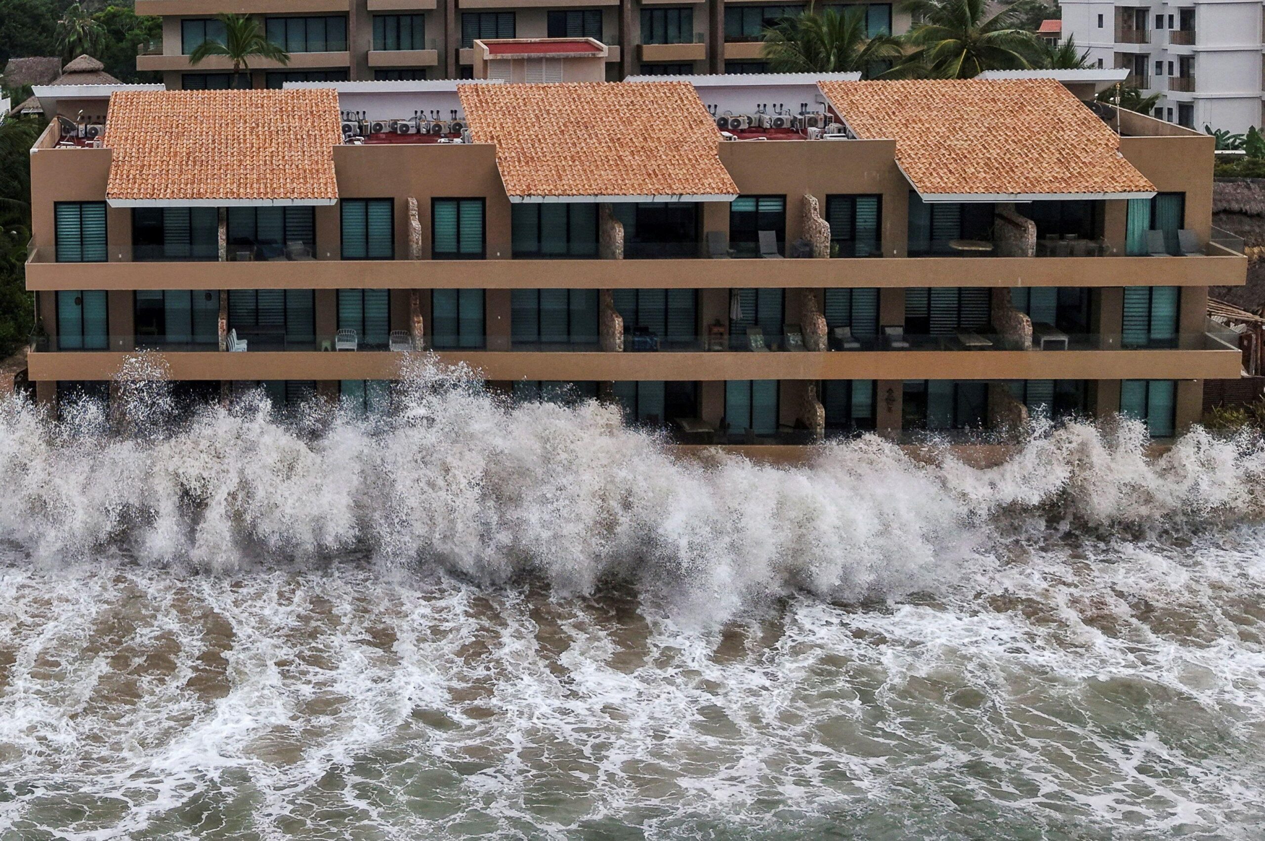 Qué son las ondas Kelvin detrás del oleaje destructivo que está afectando a las costas de México y el sur de California