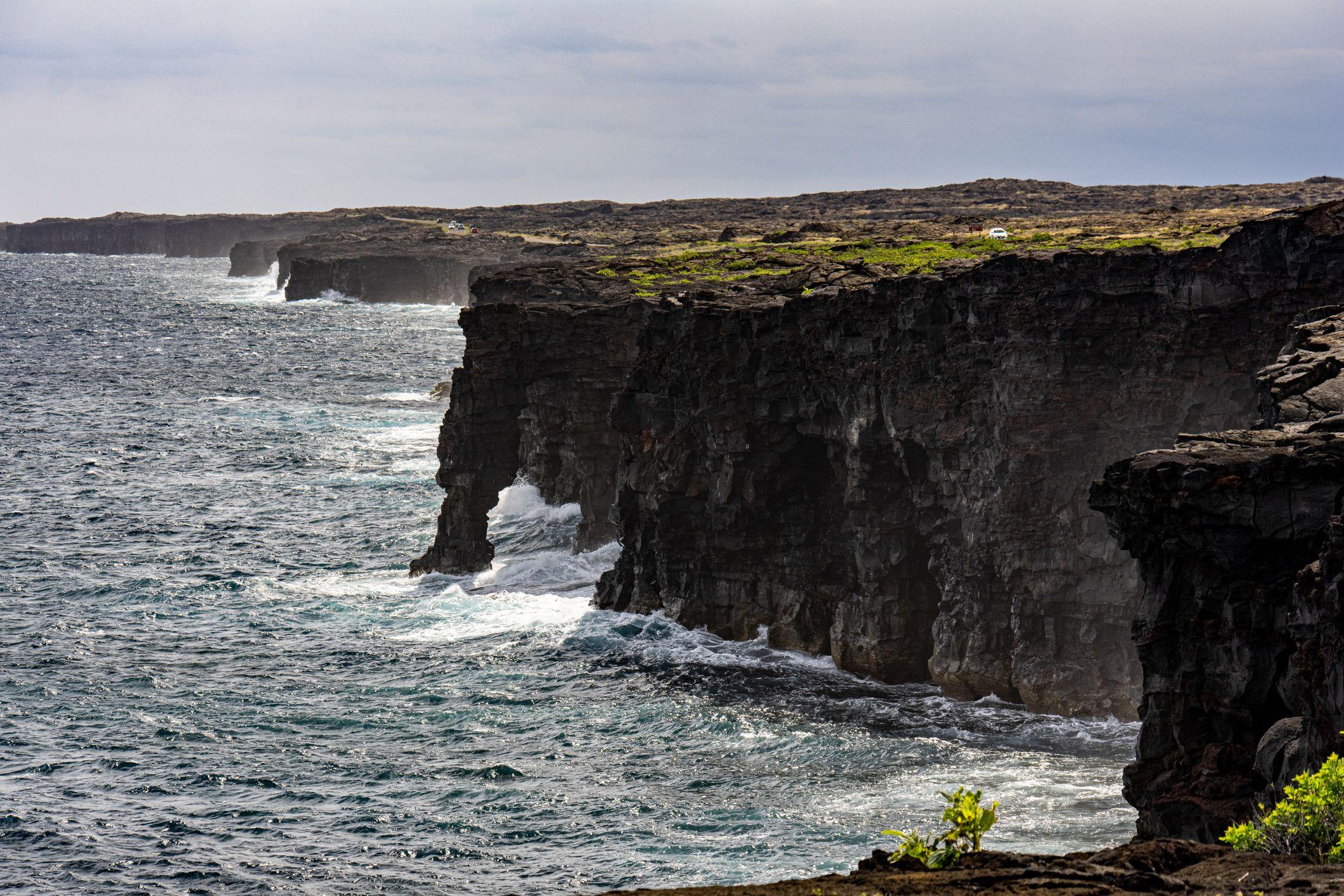 Una foto panorámica del arco marino Hōlei, en Hawái.