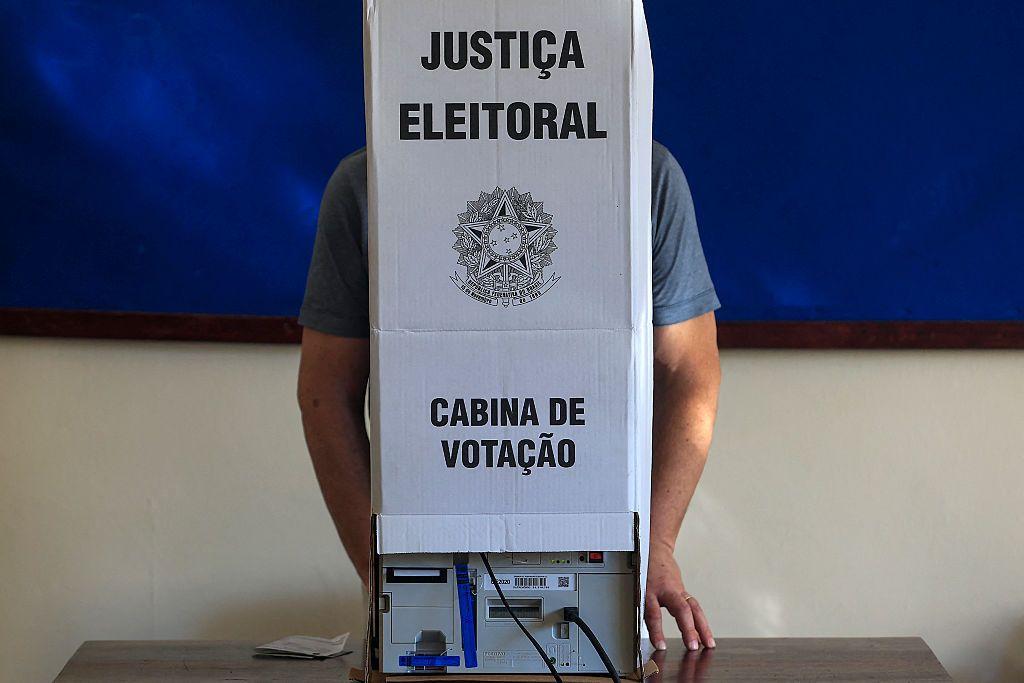 Un votante ante la urna en la primera vuelta de las elecciones de Brasil el domingo 4 de octubre.