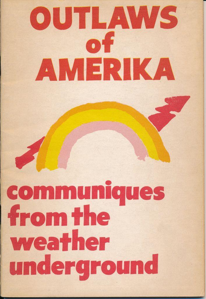 Un póster sencillo y básico lleva las palabras "OUTLAWS of AMERIKA" en rojo en la parte superior, un arcoíris estilizado en amarillo, naranja y rosa pálido cruzado por una forma de flecha roja en el medio, y las palabras: "communiques from the weather underground" en la parte inferior.