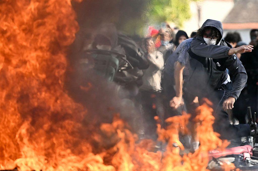 Llamas ocupan el primer plano de la imagen de las protestas.