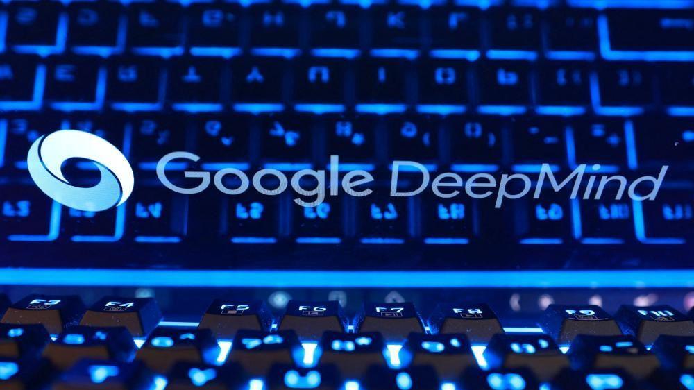 Imagen estilizada del logotipo de Google DeepMind en una pantalla, con las luces azules de un teclado reflejándose en ella.