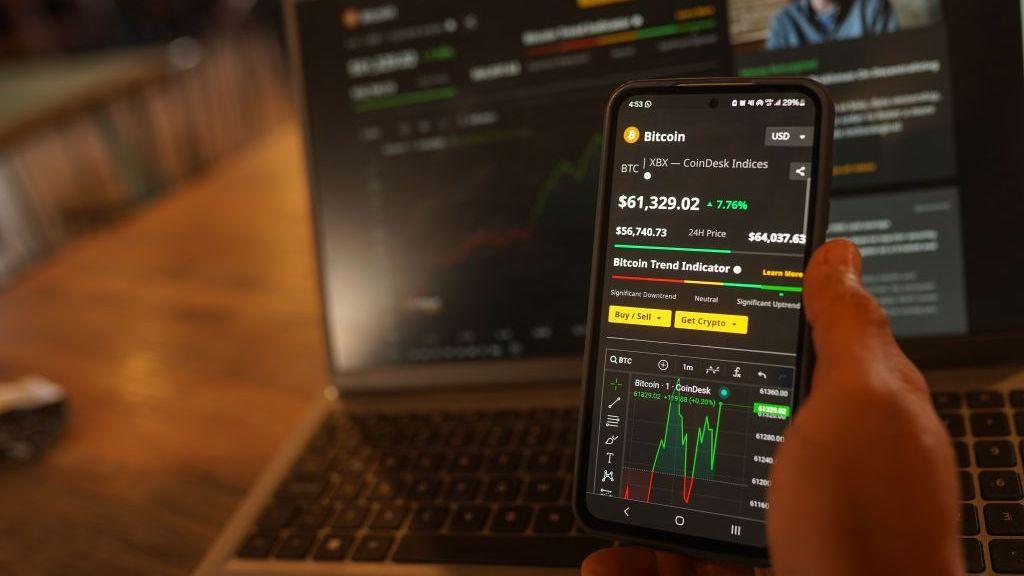 Precios de Bitcoin mostrados en la aplicación de Coindesk en un smartphone en San Salvador, El Salvador, el miércoles 28 de febrero de 2024. (Foto: Camilo Freedman/Bloomberg vía Getty Images)