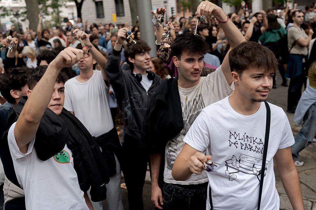 Unos jóvenes sostienen unas llaves en sus manos durante las manifestaciones del sábado.