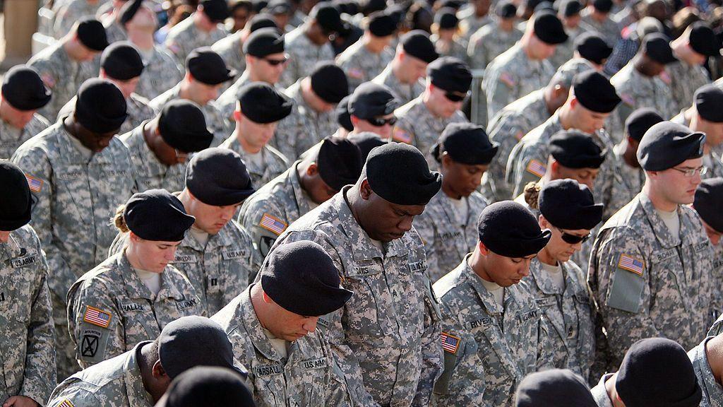 Soldados del ejército de los EE.UU. en oración en honor a las 13 víctimas del tiroteo el 10 de noviembre de 2009 en Fort Hood, Texas. 