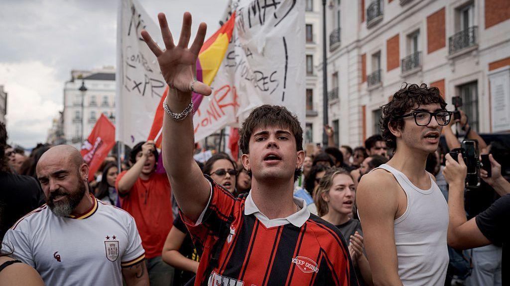 Manifestantes continúan con su protesta en la Puerta del Sol después de que el Congreso de los Diputados de España rechazara las medidas del gobierno en materia de vivienda, en reclamo de acciones urgentes para hacer frente a la crisis de vivienda y alquiler que atraviesa el país, en Madrid, España, el 2 de octubre de 2026.