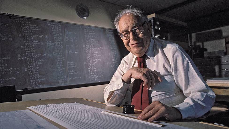 Charles Richter analizando un sismograma