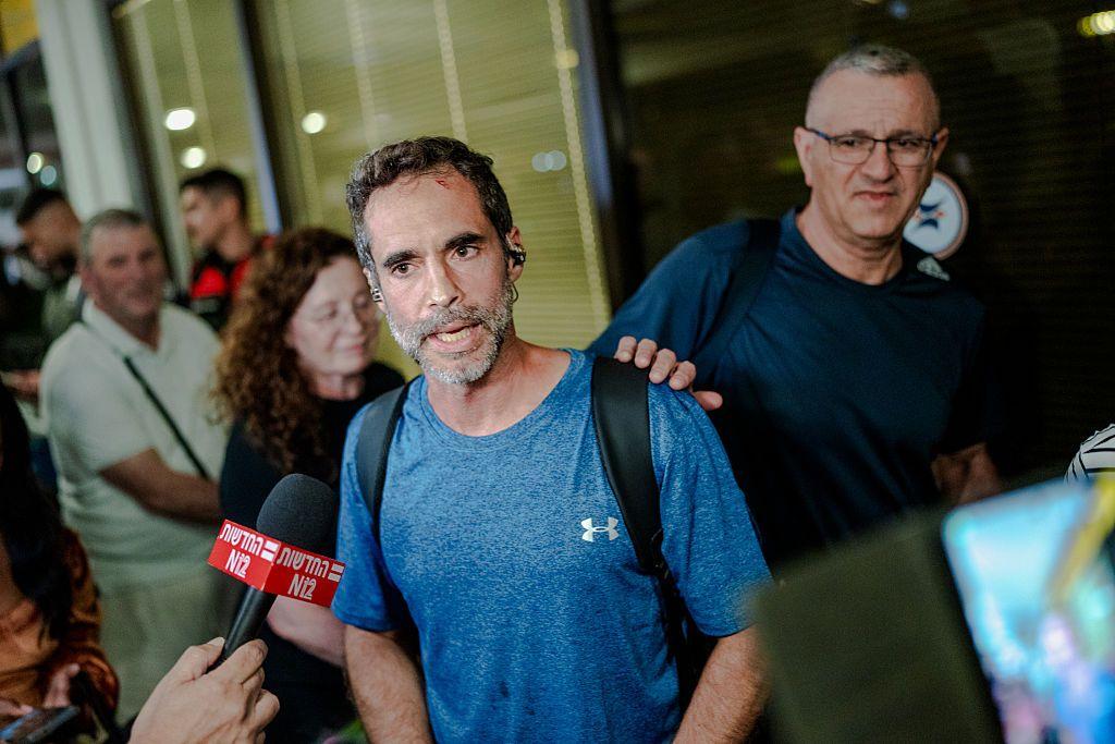 Momento en que uno de los pasajeros del vuelo de Flydubai declara a la prensa.