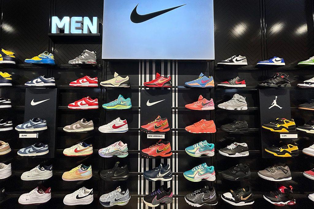Vitrina con zapatos de Nike