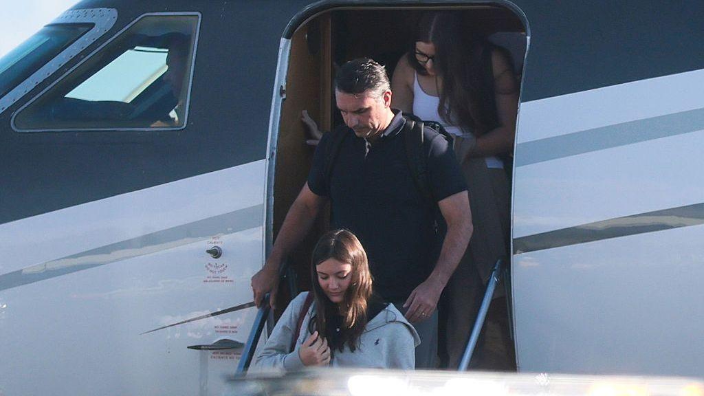 El candidato presidencial brasileño Flavio Bolsonaro (centro) llega al Aeropuerto Ejecutivo Miami-Opa Locka junto a su familia el 28 de octubre de 2026, en Miami, Florida.