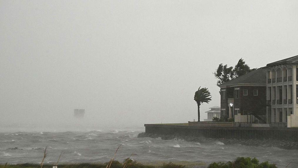 Una casa es golpeada por los fuertes vientos y la marea de tormenta del huracán Isaias en Pensacola, Florida, el 9 de octubre de 2026. (Foto de RONALDO SCHEMIDT / AFP vía Getty Images)
