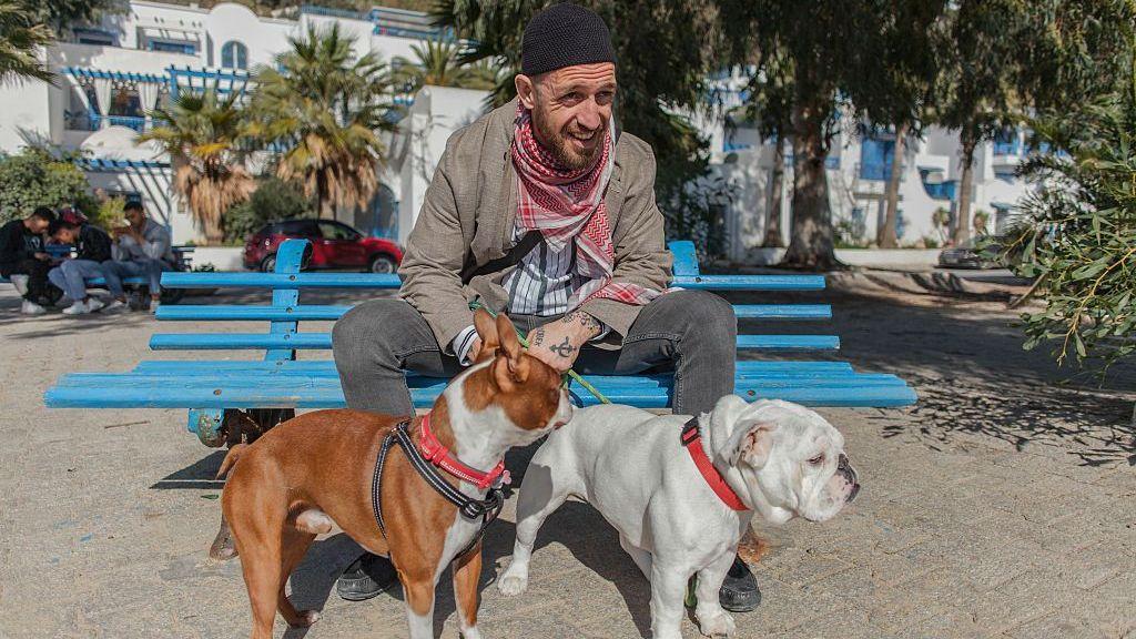 Chambers fotografiado con unos perros en Túnez.