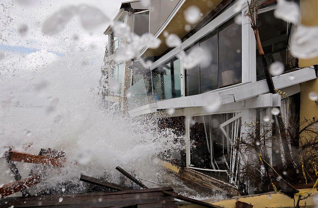 Fuertes olas rompen sobre las fachadas de residencias destrozadas en Long Beach, California.