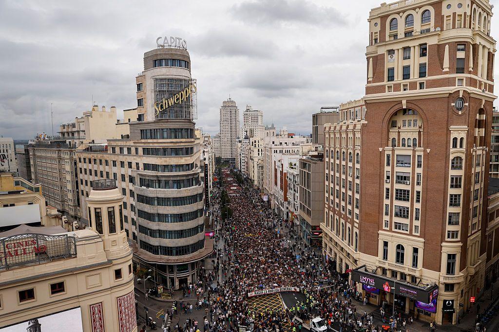 Vista aérea de la Gran Vía de Madrid llena de gente.
