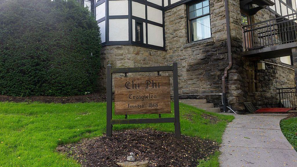 Un letrero que dice "Chi Phi" frente a la casa de la fraternidad en la Universidad de Cornell.