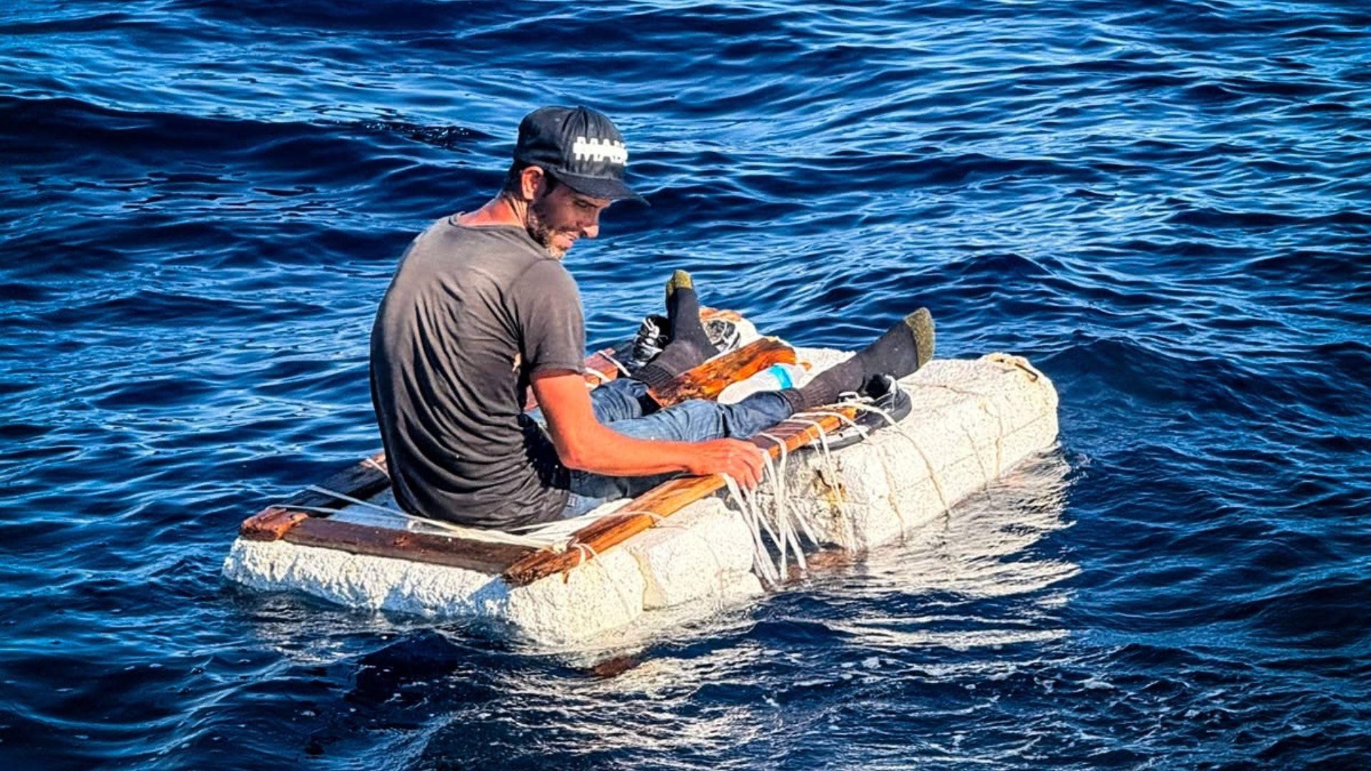 La impactante foto de un migrante cubano sobre una pequeña balsa improvisada frente a la costa de Florida