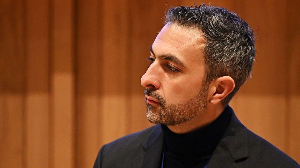 Mustafa Suleyman, director ejecutivo de Microsoft AI, de perfil, con gesto serio