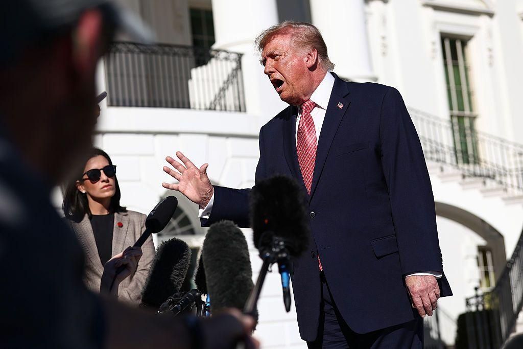 Trump hablando con periodistas en el jardín de la Casa Blanca