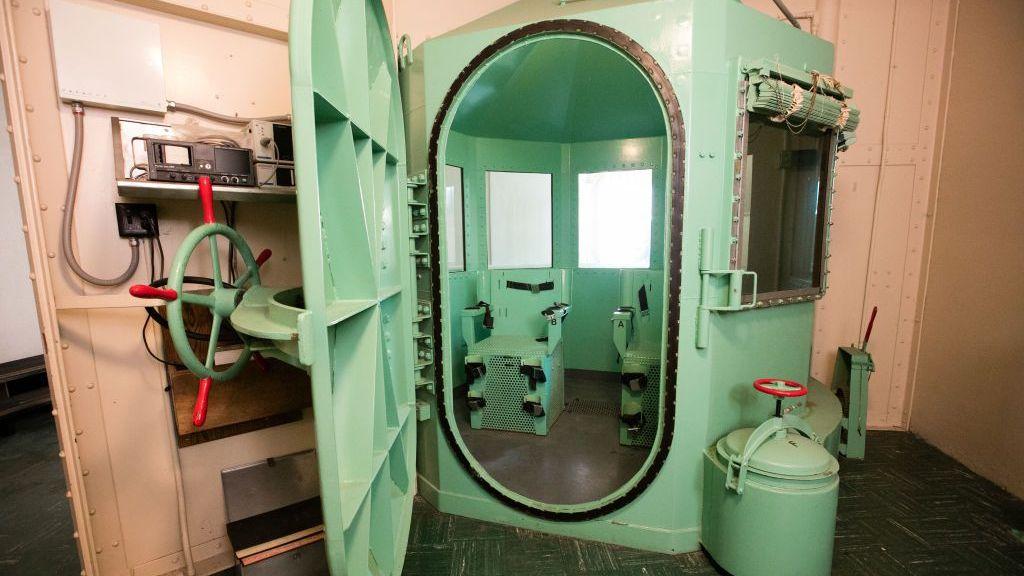 Se muestra la cámara de gas para los condenados a muerte de San Quentin antes de ser desmantelada en la prisión estatal de San Quentin. 