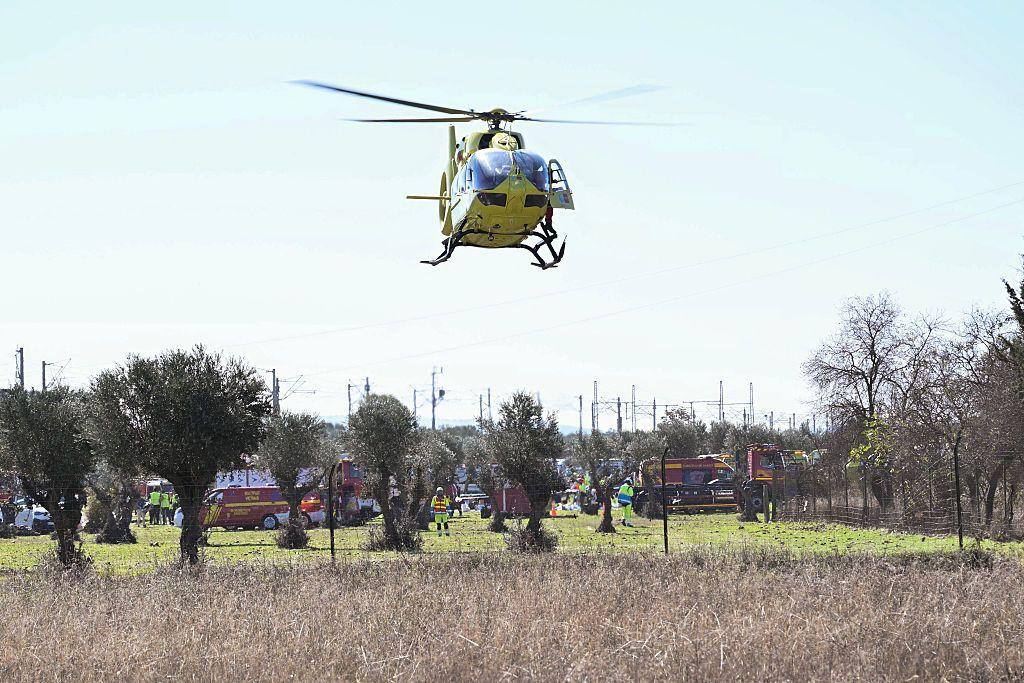 Un helicóptero de los servicios de emergencia sobrevuela el lugar del accidente entre un tren de alta velocidad AVE de Renfe y otro de Iryo.