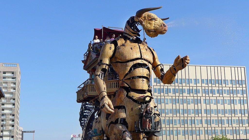 Asterión, una gigantesco minotauro animatrónico creado por una compañía local de teatro callejero, pasea por Toulouse.