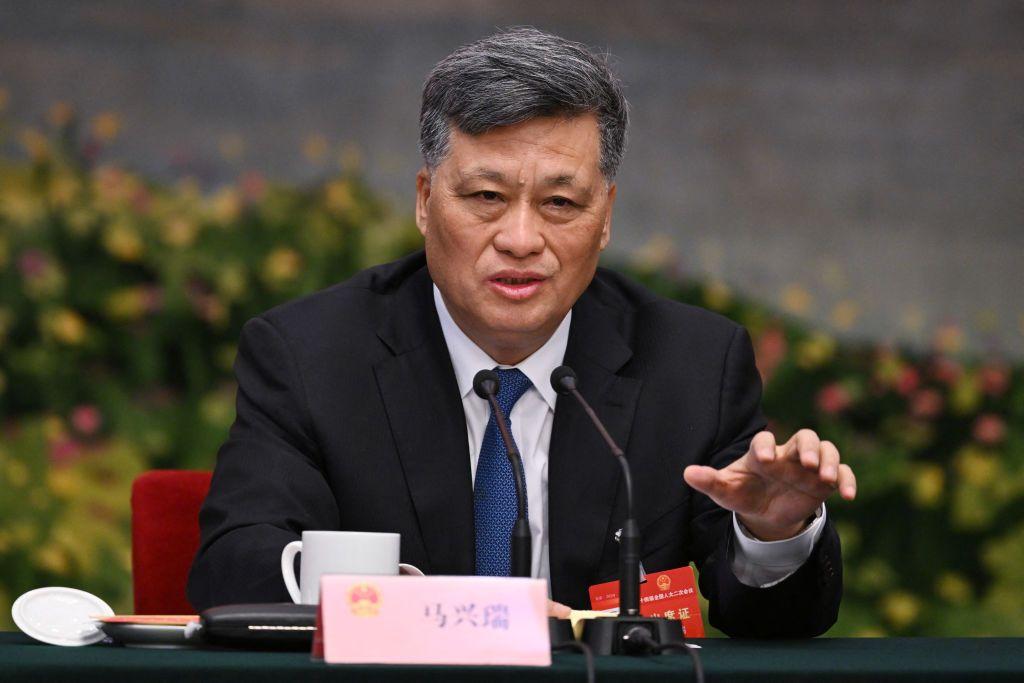 Ma Xingrui habla frente a un micrófono en una reunión del Partido Comunista en 2024