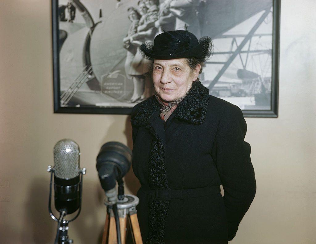 La física teórica Lise Meitner mira a cámara