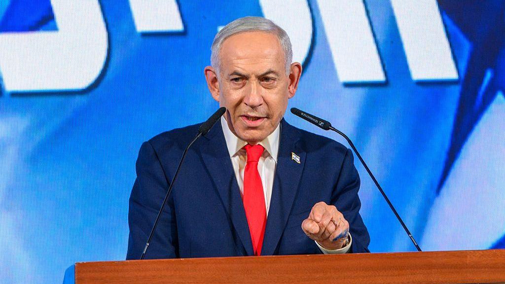 Netanyahu habla con sus seguidores en un evento de su partido el día de las elecciones.